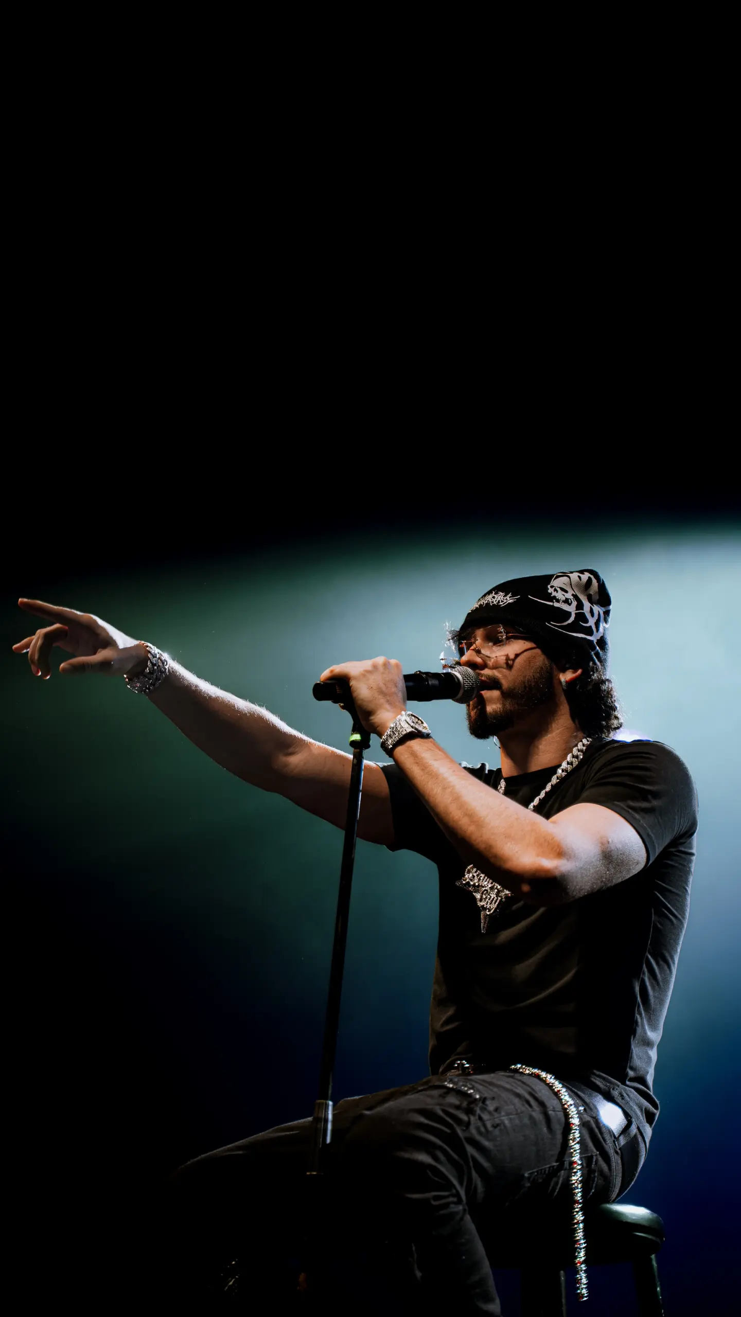 Clarent cantando sentado bajo los focos.